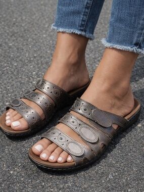 Clarks Women's Leisa Cacti Q Slide Sandal Size 7.5 Metallic Silver